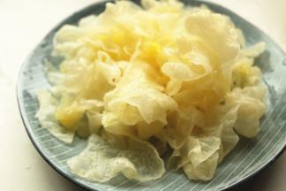 银耳我用的是新鲜的，水一冲就全部绽放了，取半朵撕成小朵。