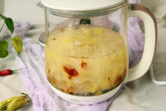 银耳，桃胶，皂角米放入养生壶里，加水到1升位置。