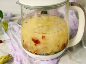 银耳，桃胶，皂角米放入养生壶里，加水到1升位置。