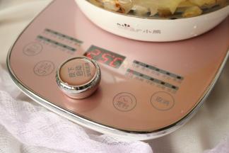 按下旋钮，养生壶就开始工作了，会先显示温度。