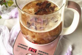 剩余几分钟的时候丢入红糖。等到程序结束，再放入枸杞，搅匀就可以了。