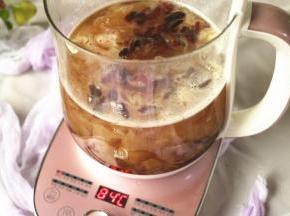 剩余几分钟的时候丢入红糖。等到程序结束，再放入枸杞，搅匀就可以了。