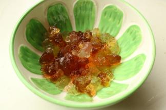 桃胶提前泡发一晚上，然后洗净上面的杂质。