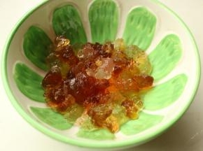 桃胶提前泡发一晚上，然后洗净上面的杂质。