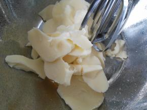 将125g黄油室温软法，手指戳洞即可