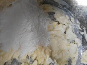 黄油打发一下后，再加入35g糖粉