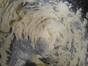 打发黄油颜色变浅