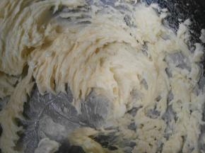 打发黄油颜色变浅