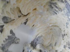 纯牛奶10g稍微加热，倒入1g盐融化后分三次加入黄油中