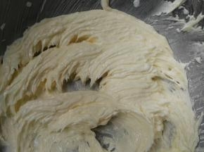 将黄油打至羽化状态