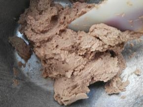 用大号硅胶刮刀搅拌均匀