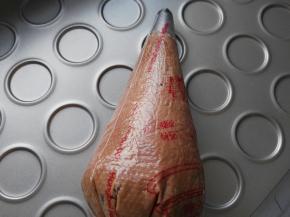 捏住裱花袋两头将面糊捏揉至面糊变软后开始挤曲奇，这样做是老师的小技巧哦，呵呵呵，试试吧