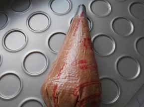 捏住裱花袋两头将面糊捏揉至面糊变软后开始挤曲奇，这样做是老师的小技巧哦，呵呵呵，试试吧