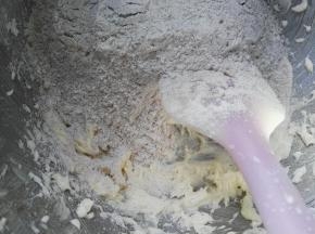 将高粉、低粉、玉米淀粉、可可粉、奶粉等都面粉筛过筛（一定要过筛才好拌匀），撒入黄油