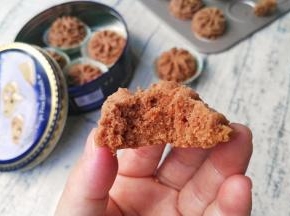 咬一口，很酥松，口感丰富，入口即化，相当好吃哦