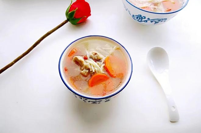 金针菇胡萝卜排骨汤