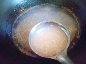 锅中加入清水大火烧开，下入西米，用勺子不停的搅拌，避免西米黏再一起。(待水烧开后再加入西米哦)