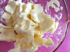 软化至手指能轻松在上面戳一个洞即可。