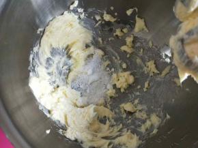 用打蛋器打发几下后加入糖粉。