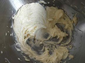 用打蛋器继续打发。