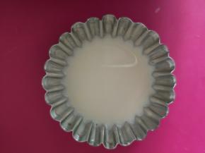 10克纯牛奶加热至温热，加入1克盐，搅拌至融化。