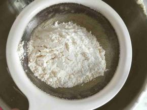 所有粉类过筛后加入打好的黄油。