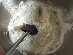 将黄油和粉类混合切拌、压拌均匀。