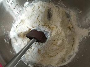 将黄油和粉类混合切拌、压拌均匀。