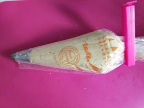 将曲奇面团装入一次性裱花袋，外面再套一个结实的裱花袋。