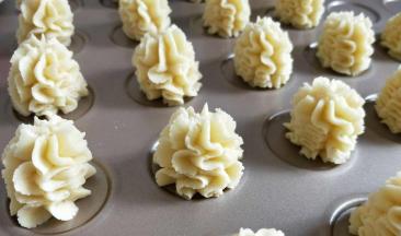 在烤盘上挤出花纹，我用的是三能八齿裱花嘴。