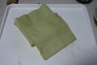 千张在大超市买的袋装的（卫生有保障些，哈哈，也有可能自己骗自己哈），冲洗赶净后分成几大块。