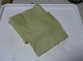 千张在大超市买的袋装的（卫生有保障些，哈哈，也有可能自己骗自己哈），冲洗赶净后分成几大块。