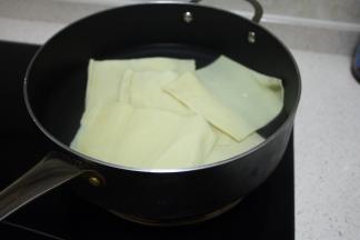 放入冷水锅里加小半勺盐焯一下（热水烧开后煮十几秒就可以）后捞出。加盐是为了去去豆腥味儿。