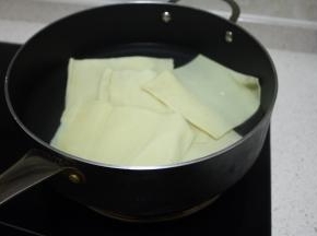 放入冷水锅里加小半勺盐焯一下（热水烧开后煮十几秒就可以）后捞出。加盐是为了去去豆腥味儿。