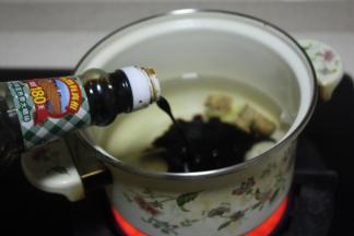 另一口小煮锅里放入适量清水，卤料包一袋和拍扁的蒜块姜块，煮开。
接着倒入老抽，量不一定，看到颜色深了就可以不倒了，中小火煮出五香味就行。