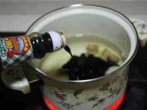 另一口小煮锅里放入适量清水，卤料包一袋和拍扁的蒜块姜块，煮开。
接着倒入老抽，量不一定，看到颜色深了就可以不倒了，中小火煮出五香味就行。