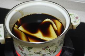 然后把焯过水的千张放进去，小火煮开后加点盐，大约再煮2分钟即可关火让它浸泡上色入味了。