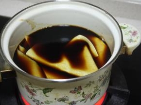 然后把焯过水的千张放进去，小火煮开后加点盐，大约再煮2分钟即可关火让它浸泡上色入味了。