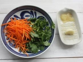调味料:萝卜丝、香菜、蒜头磨成蒜蓉