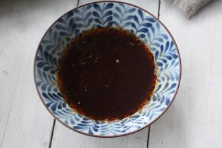 磨好的蒜蓉倒入一小勺凉白开水，陈醋、盐和少许卤千张的汁，再加香油和油泼辣子调匀后就成这么一小碗调料。