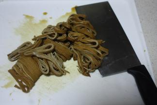 卤好的千张切细丝（我这是浸泡了一个晚上的）。