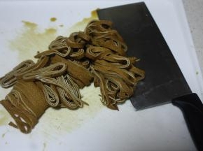 卤好的千张切细丝（我这是浸泡了一个晚上的）。