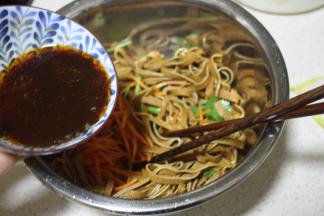 倒入调好的酱料和配料，拌吧。