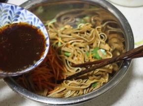 倒入调好的酱料和配料，拌吧。