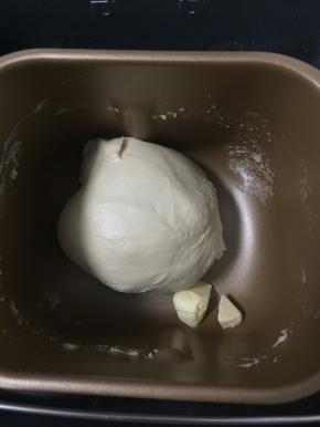 把所有材料加黄油放入面包机内揉成扩展阶段然后放入冰箱冷藏发酵保存一晚。