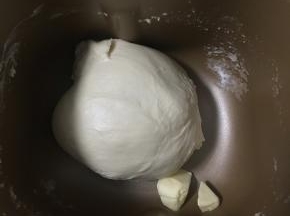 把所有材料加黄油放入面包机内揉成扩展阶段然后放入冰箱冷藏发酵保存一晚。