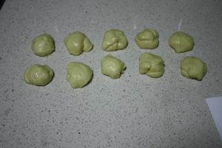 发酵好的面团取出按压排气分成10等份，静置一会。