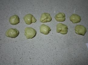 发酵好的面团取出按压排气分成10等份，静置一会。