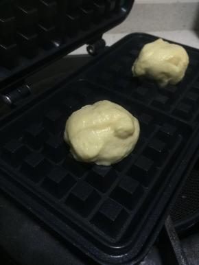 模具内刷一点黄油，小火预热后把发酵好的面团放在模具中间，合上模具，两面各一分钟翻面2-3次至面团轻微上色即可。