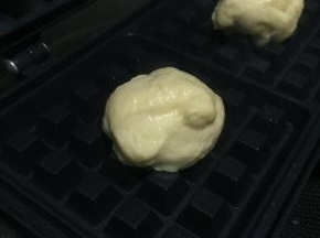 模具内刷一点黄油，小火预热后把发酵好的面团放在模具中间，合上模具，两面各一分钟翻面2-3次至面团轻微上色即可。